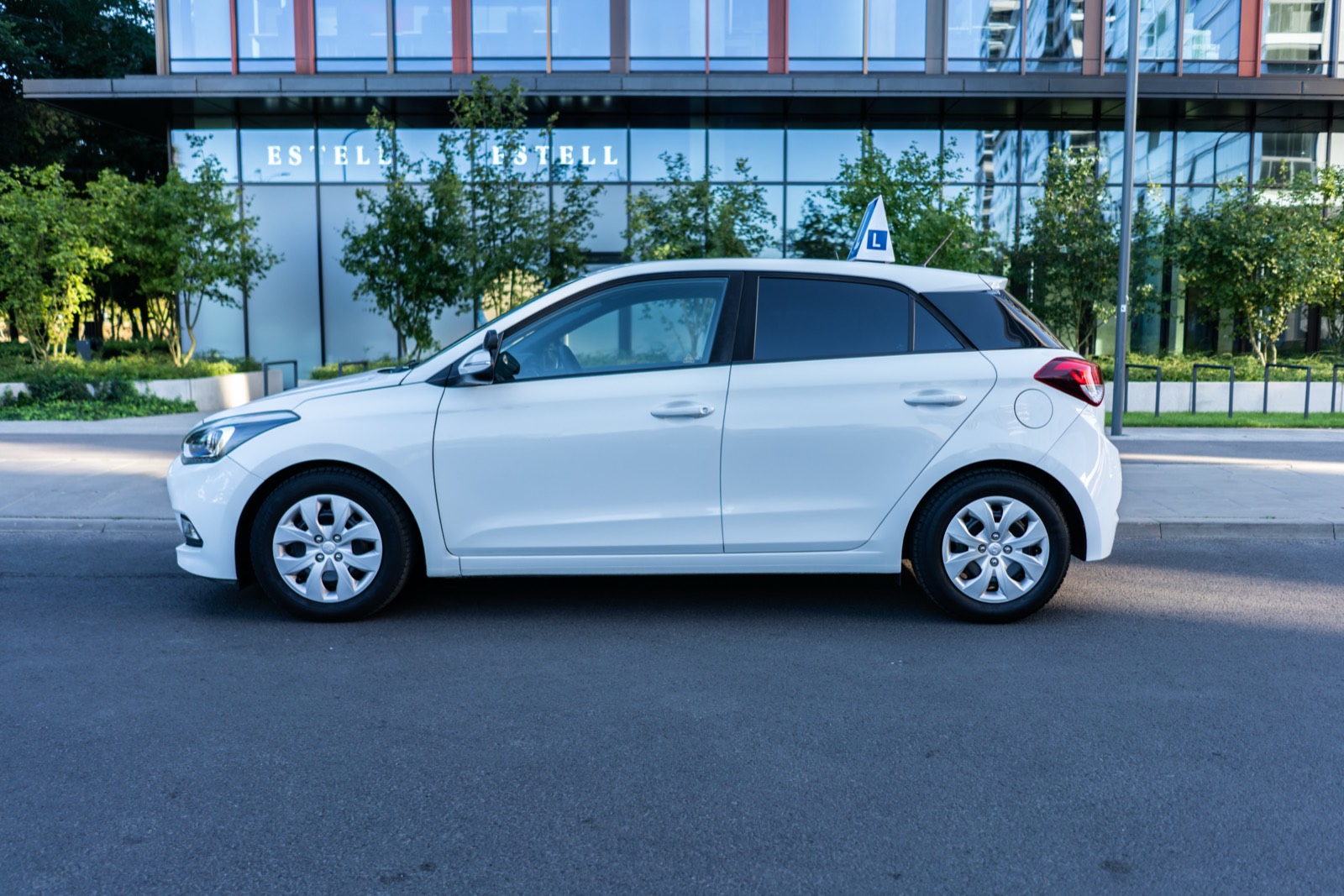 Biały Hyundai i20 manual w widoku z boku